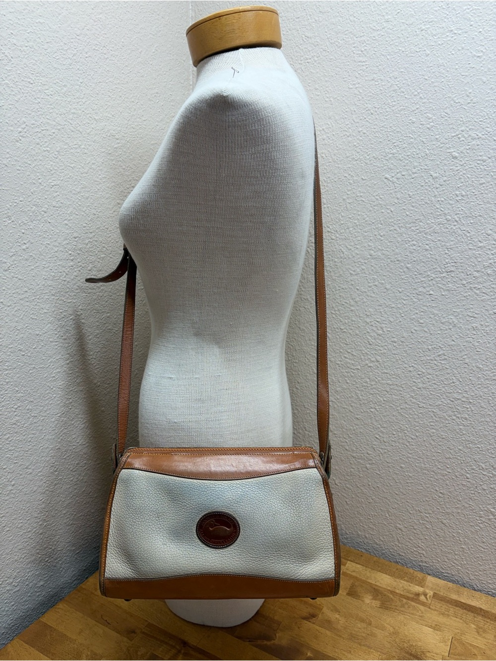 Vintage Dooney & Bourke AWL Crossbody Bag Taupe Tan Leather USA Satchel - Picture 5 of 13